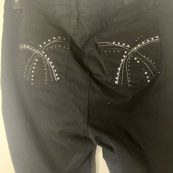 Black skinny jeans in very good condition.  Soft to the touch very comfortable. - Picture 3 of 4